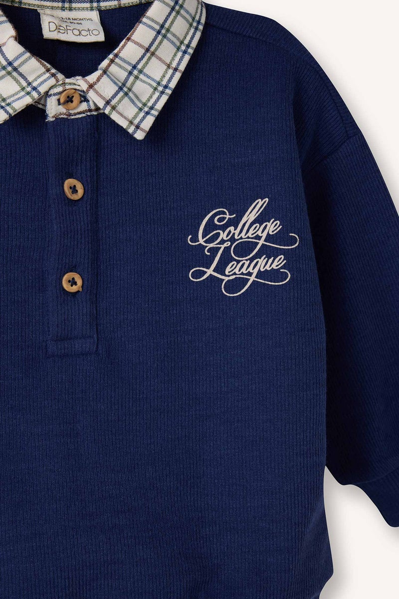 ديفاكتو طقم اولادي سويت شيرت وبنطلون بطبعة شعار قصة عادية - قطعتين - Image 2